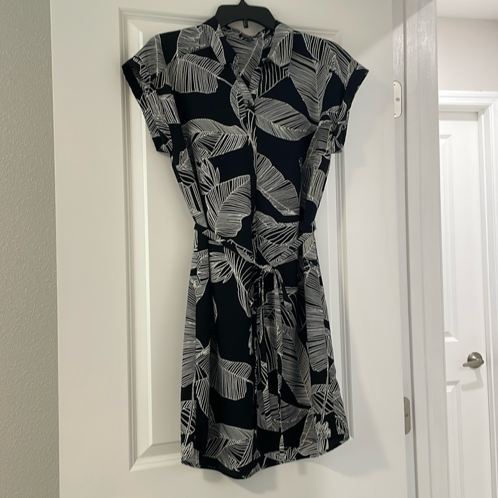 Express Women’s Button Up Shirt Dress Black & White Palm Print Size Medium